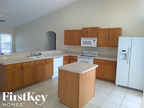 4th image of 2942 SW Sandbar St