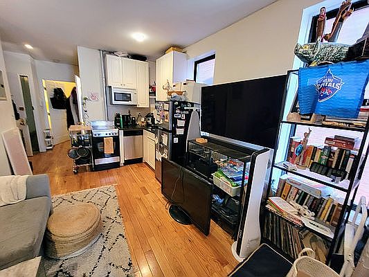 2nd image of 111 E 7th St #Xx