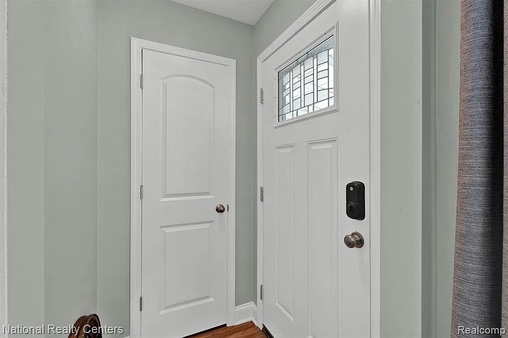 3 bed, 2.0 bath, 1121 sqft, $3,100 — Photo 3