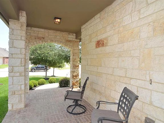 4th image of 844 Falling Springs Ln