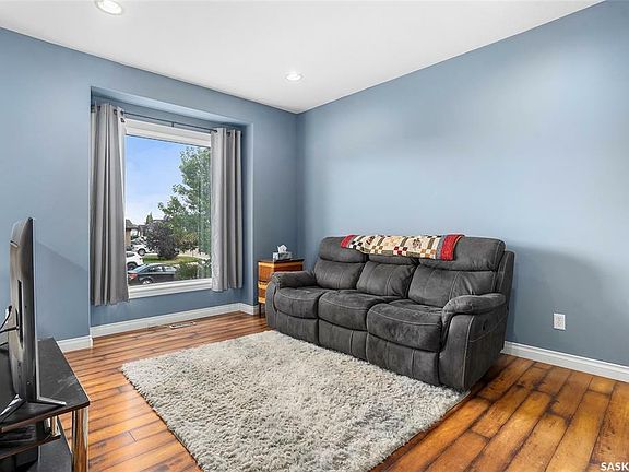 4th image of 737 8th Ave N