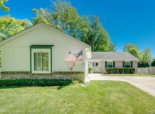 4157 Surrey Ln, Fort Gratiot, MI 48059
