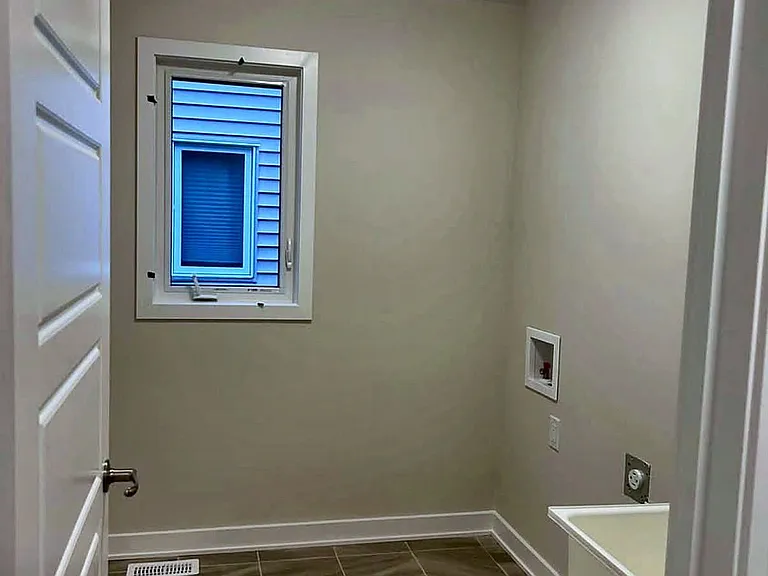 1007 Showman St — Photo 12