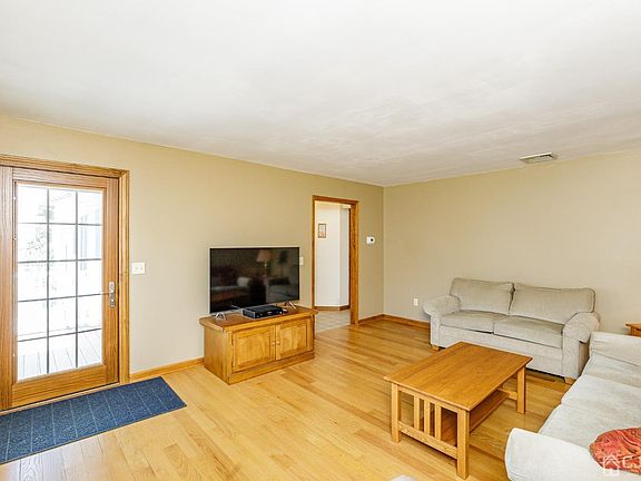 4th image of 244 Kosciusko Ave
