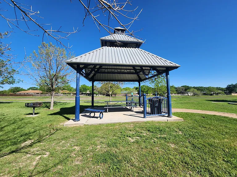 1642 W County Line Rd — Photo 32
