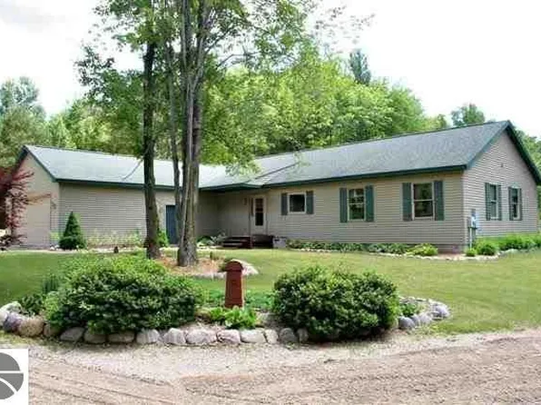 19489 Saint Johns Rd, Interlochen, MI 49643