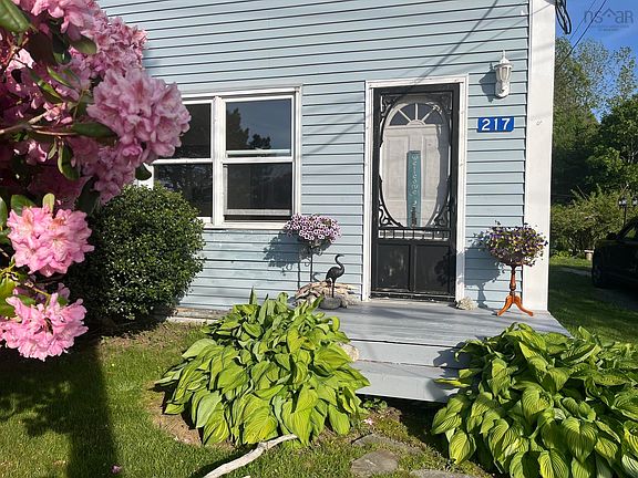 2nd image of 217 Waterloo St