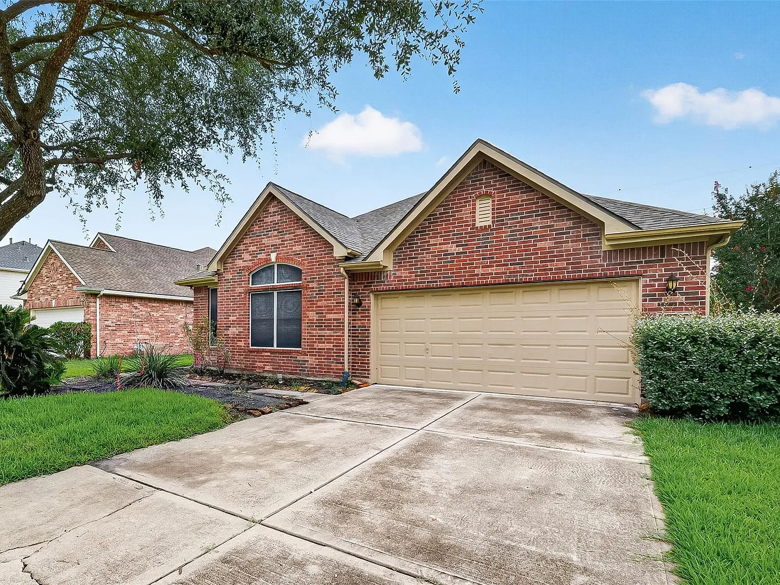 4 bed, 2.0 bath, 2285 sqft, $2,300 — Photo 1