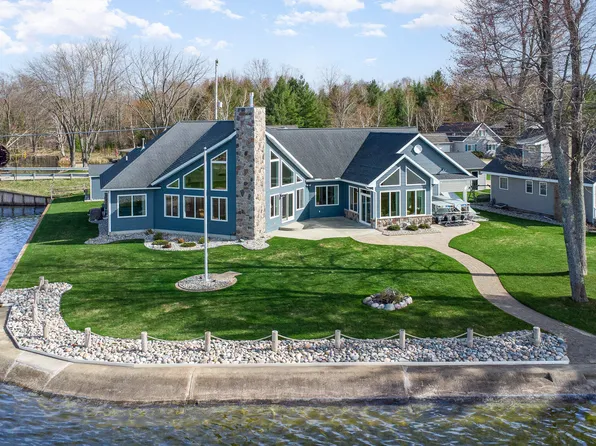 1605 Long Point Dr, Houghton Lake, MI 48629