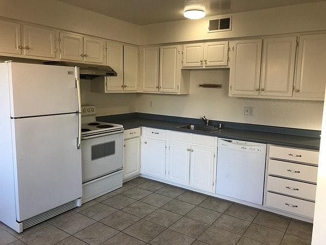 Updated kitchen w/dishwasher