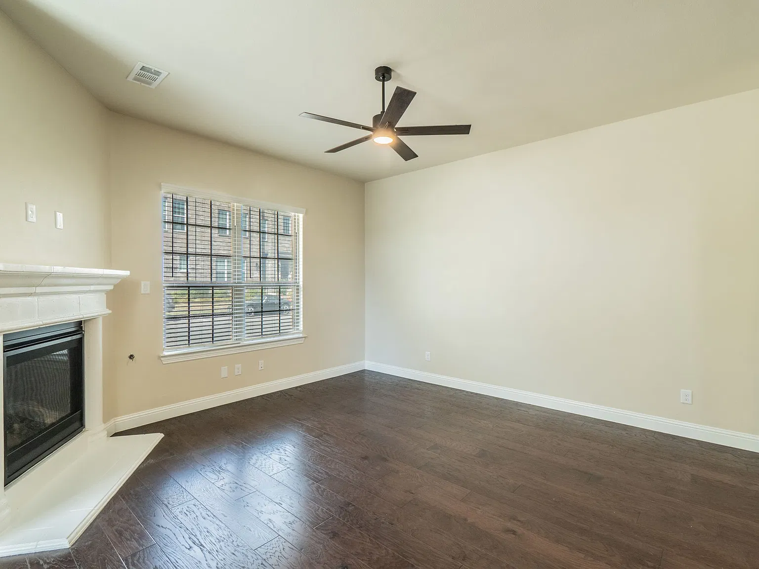 3 bed, 3.5 bath, 1944 sqft, $3,000 — Photo 3
