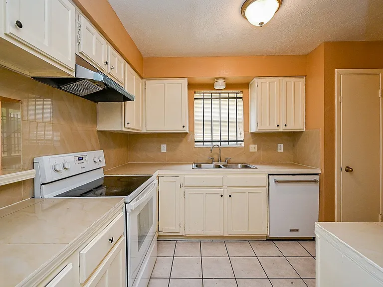 2667 Grand Canyon Dr — Photo 10