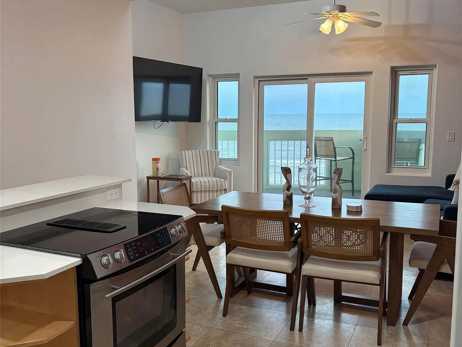 2 bed, 2.0 bath, 893 sqft, $2,900 — Photo 4