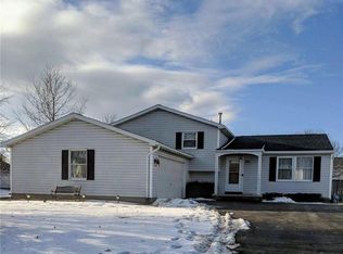 1588 Hayride Dr, Farmington, NY 14425