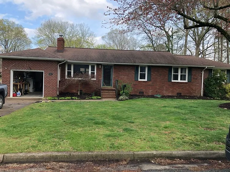 8 Carolyn Dr — Photo 1