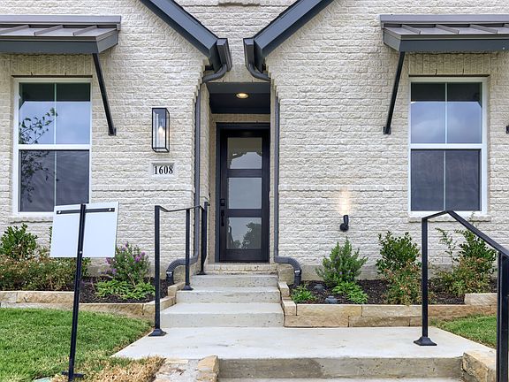 1608 Ramble - Front Entryway