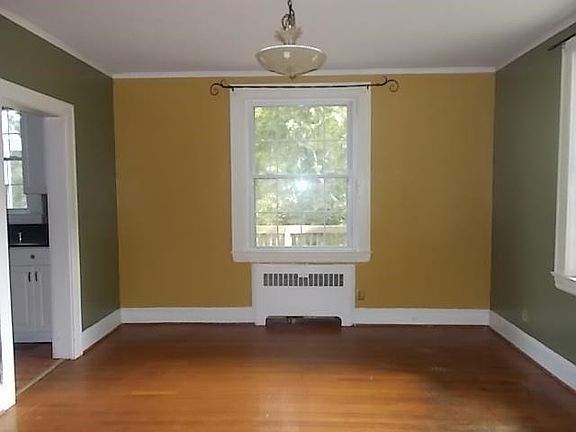 4th image of 1010 Oakwood Ct