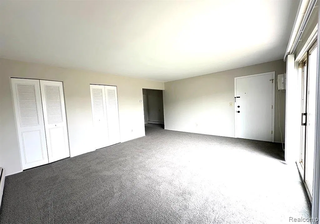 2859 E Maple Rd — Photo 3
