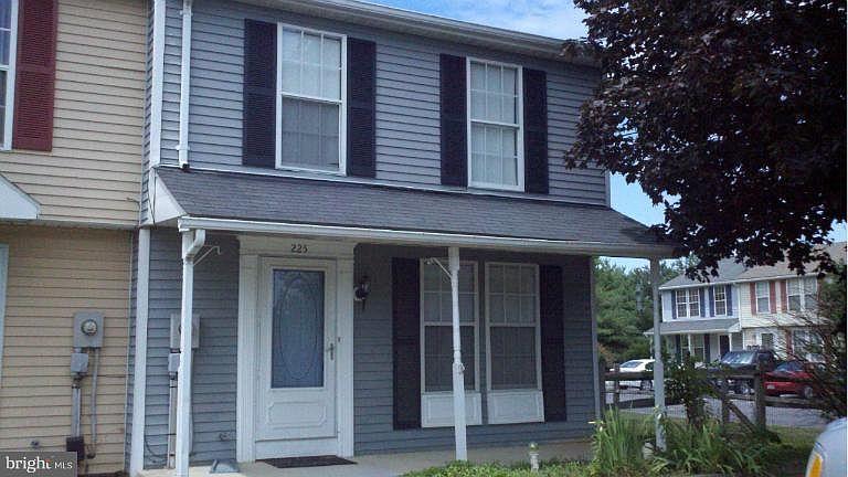 1st image of 225 Lily Ct