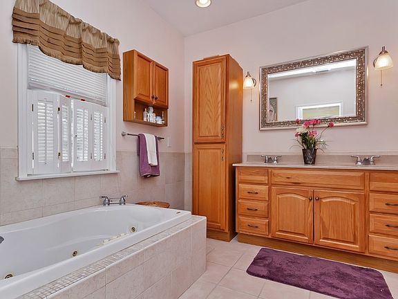 3rd image of 38 Ferry Ln