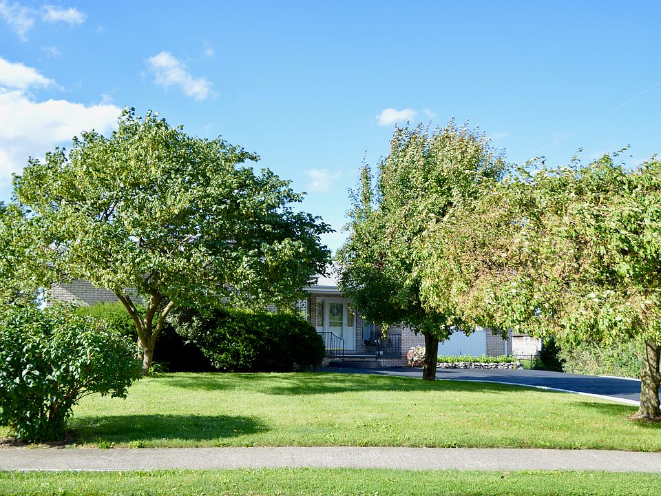 1st image of 28 Tanglewood Dr