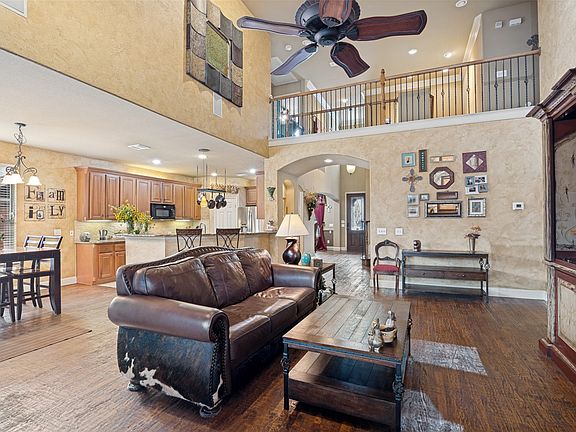 5th image of 608 Chalk Hill Ln