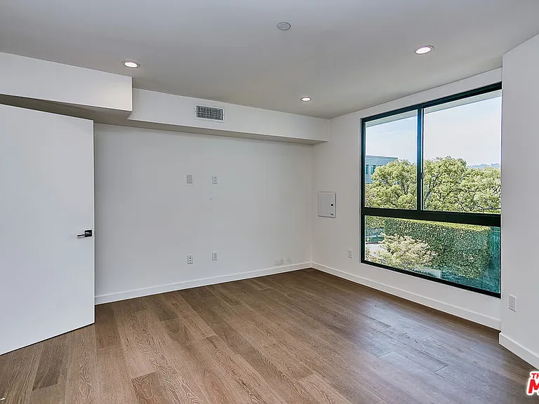 328 N Maple Dr #303 — Photo 10