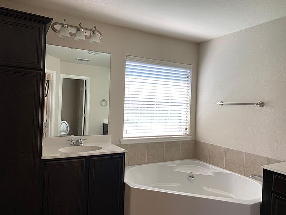3rd image of 324 Tallgrass Ln