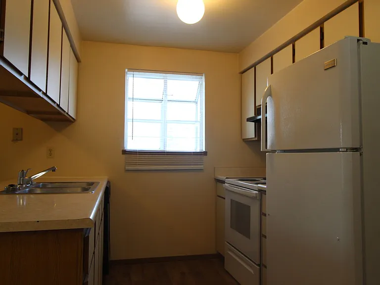 Pineridge Apartments — Photo 17