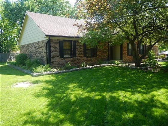 1st image of 894 W Ashbourne Ln