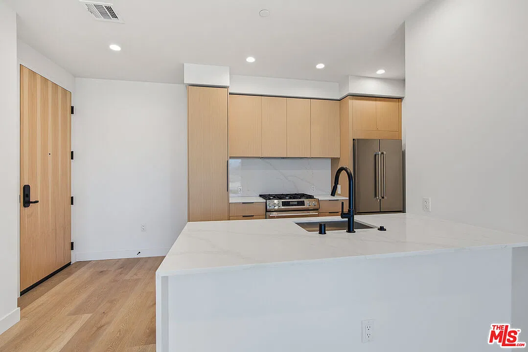 1 bed, 1.0 bath, 777 sqft, $4,195 — Photo 2
