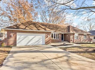 804 NE 2nd St, Blue Springs, MO 64014