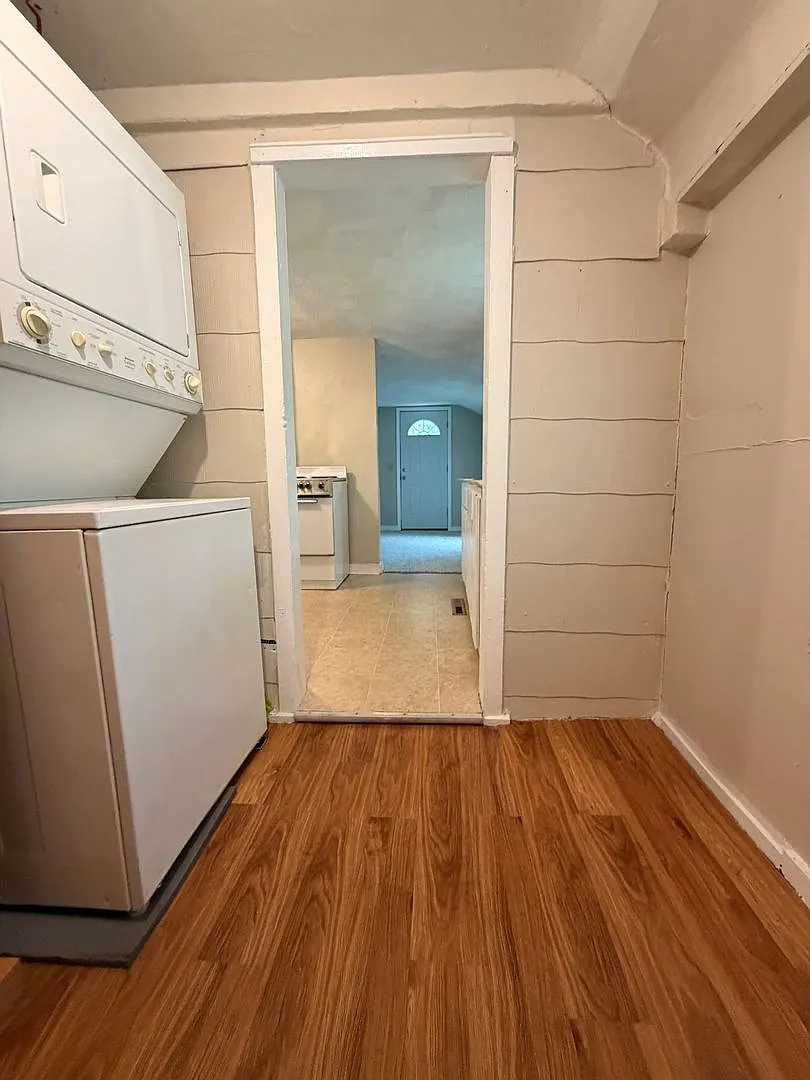 1B/1BA | Newly Renovated Studio | 1-Car Covered Parking | Gated backyard — Photo 4