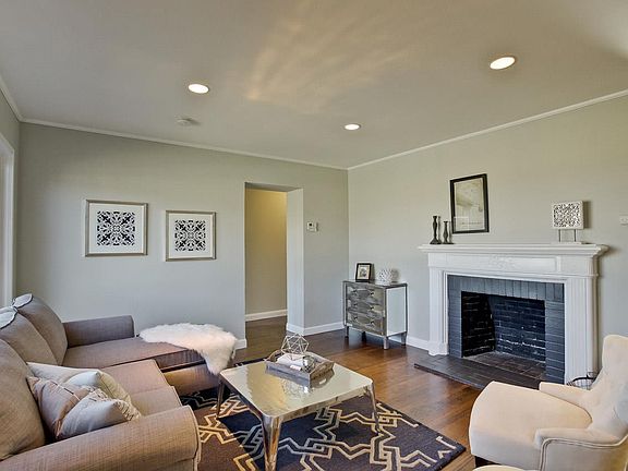 3rd image of 1407 Sweetwood Dr