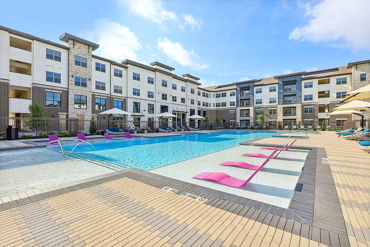 Resort-Style Salt-Water Pool with Sun Shelf - Mio District West
