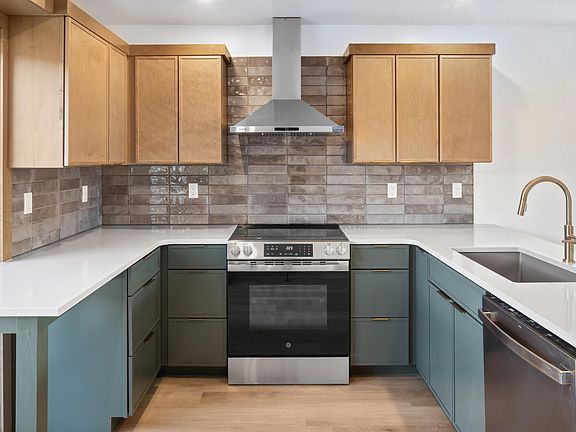 5th image of 228 Redcliff Dr