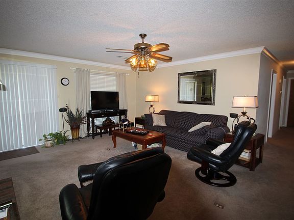 5th image of 215 Arlington Dr