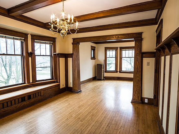 3rd image of 1905 E Kenwood Blvd