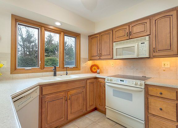 4th image of 4935 Crofton Dr