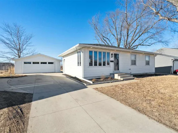 938 Owen St NW, Cedar Rapids, IA 52405