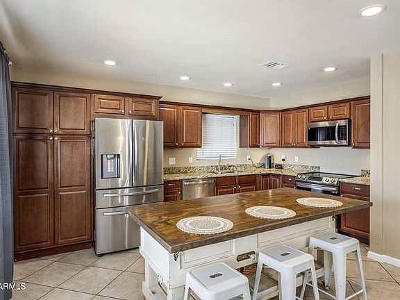 5th image of 656 W Ivanhoe Street