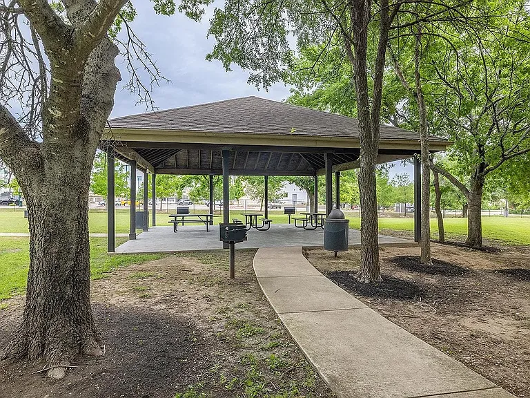 832 Winnsboro Dr — Photo 41