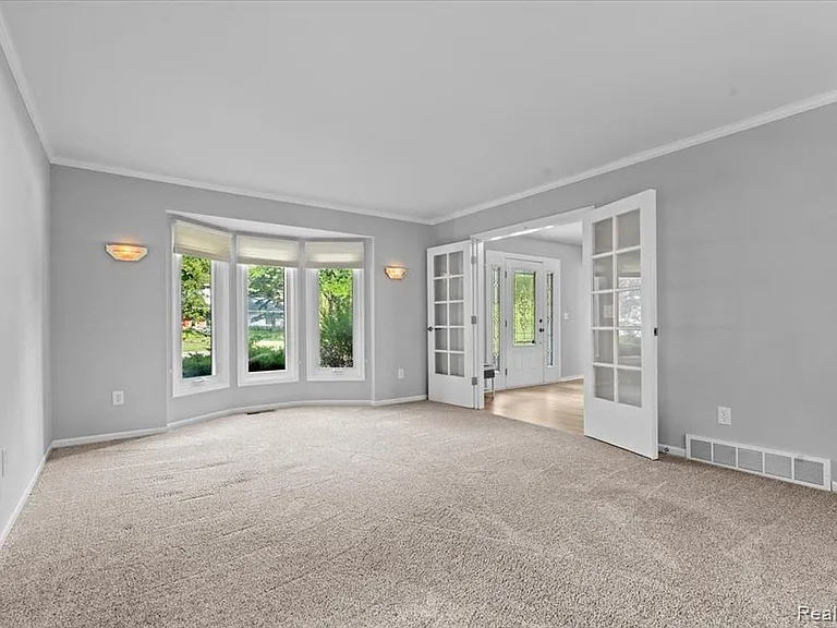 5476 Van Ness Dr — Photo 8