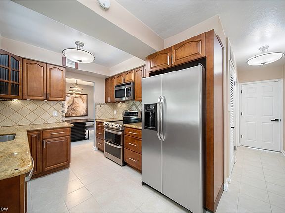 3rd image of 863 Cranbrook Dr