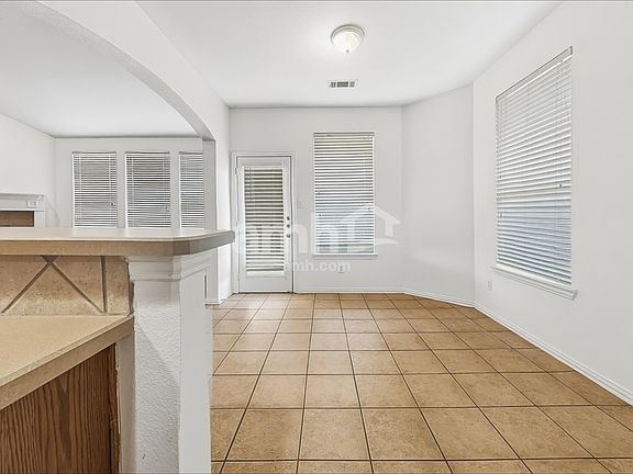 5th image of 554 Kerry St