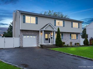 282 30th St, Lindenhurst, NY 11757