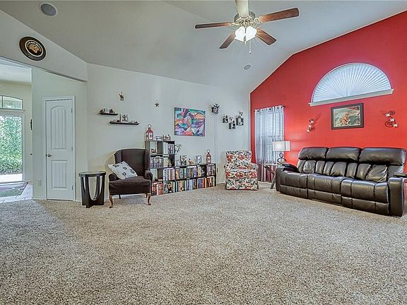 5th image of 2925 Maple Creek Dr