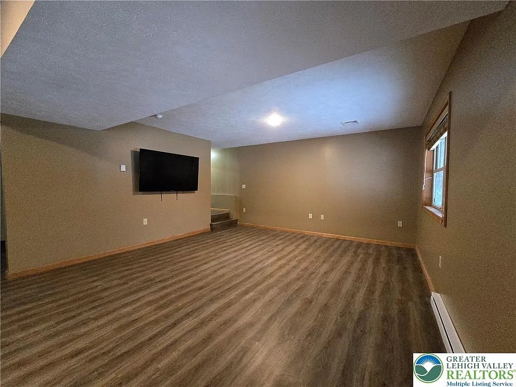 4 bed, 2.5 bath, 2068 sqft, $2,500 — Photo 3