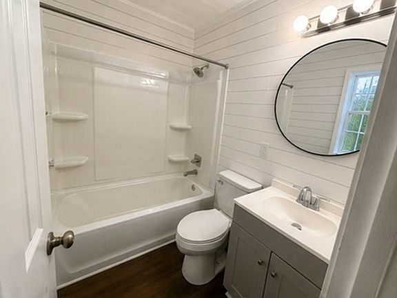 5th image of 805 E Queen St