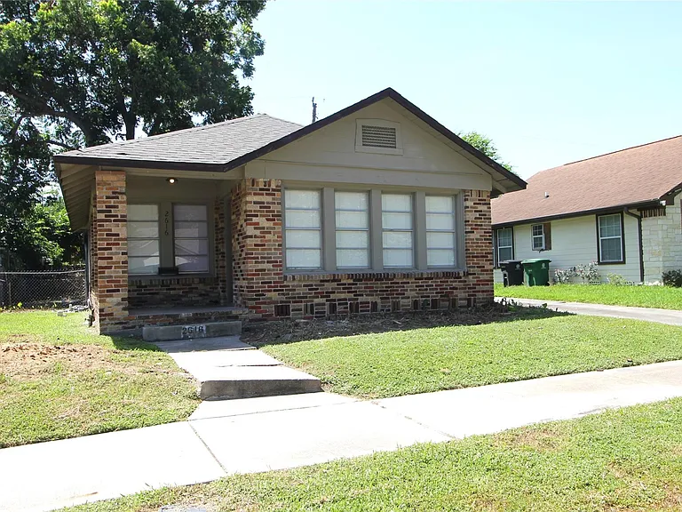 2616 Oakcliff St — Photo 2